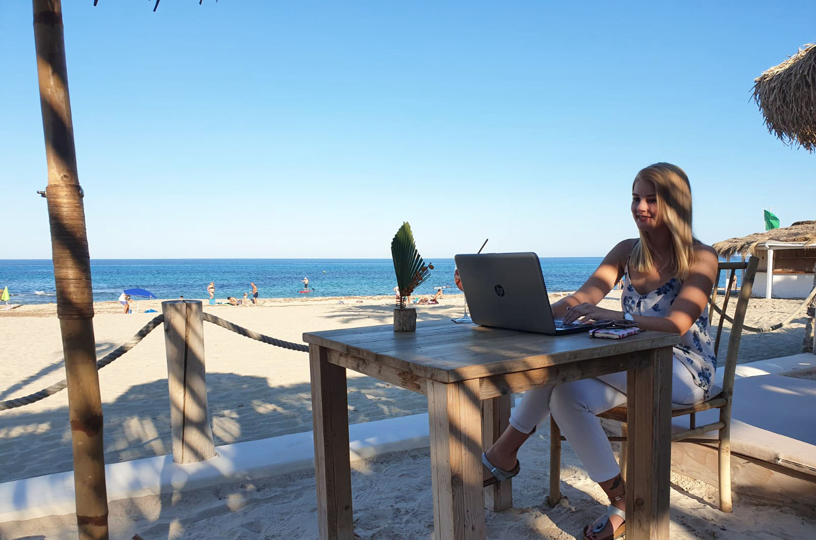 Lara-Sherin Kormeier arbeitet mit ihrem Laptop an der Küste von Mallorca