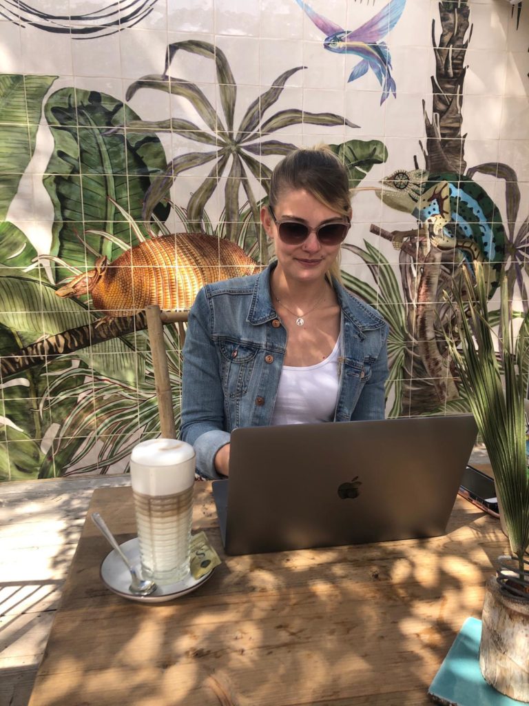 Lara-Sherin Kormeier bei der Arbeit an ihrem Laptop